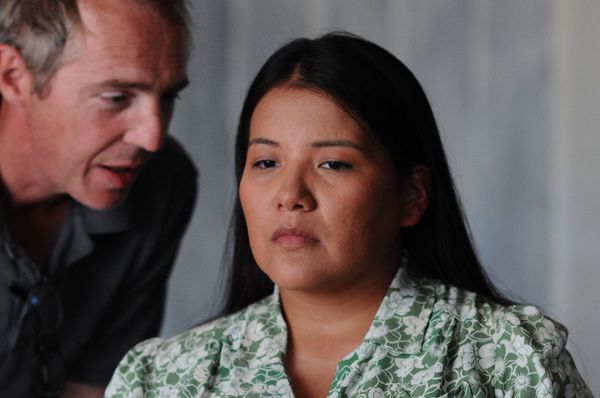 Misty Upham with Arnaud Desplechin on the set of Jimmy P: Psychotherapy Of A Plains Indian: "l faudrait un quatrain d’Emily Dickinson pour chanter Misty."